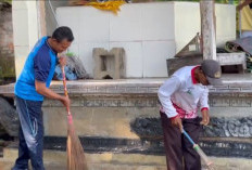 HUT Bhayangkara, Anggota Polisi Jajaran Polres kaur Bersihkan Dua Rumah Ibadah 