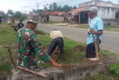 Budaya Gotong Royong Pembersihan Lingkungan Oleh Satgas TMMD Ke-124 
