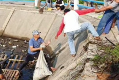 Miris Lihat Tebat Gelumpai Dipenuhi Sampah, Gusnan Turun Langsung Ajak Warga Jaga Kebersihan Tempat Wisata