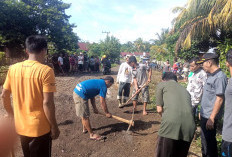Masyarakat Desa Dusun Baru Gotong Royong Perbaiki Jalan 