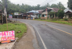 Lubang di Tengah Jalinbar Air Periukan Kian Membesar: Risiko Kecelakaan Mengintai