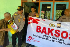 Polsek Pino Raya Bagikan Sembako Kepada Warga Kurang Mampu