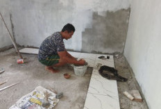 Satgas TMMD dan Warga Maksimalkan Pemasangan Keramik Dan Plester Rumah Yang Dibedah