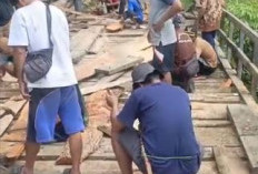 Jembatan Penghubung Rusak, Warga Desa Talang Kebun Terpaksa Perbaiki Swadaya