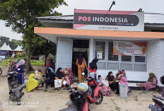 Bansos Sembako Disalurkan, Warga Antre di Kantor Pos Bintuhan