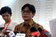 Debat Keempat Pilpres KPU Berikan Handy Talkie Ke Tim Paslon
