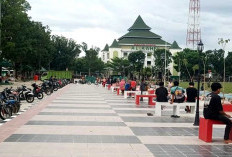 Kebersihan Alun-Alun Kota Bintuhan Menjadi Prioritas