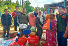 Sambangi Korban Kebakaran, Gusnan Serahkan Bantuan Sembako dan Peralatan Bangunan