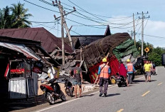 Pecah Ban, Truck Hantam Tiang Listrik Dan Rumah Warga