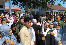 Pantau Program MBG, Wakil Presiden Gibran Bagikan Bantuan Alat Tulis