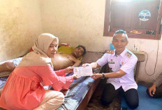Wabup Kaur Serahkan Bantuan Kepada Penderita Liver