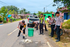 Cegah Lakalantas, Sat Lantas Polres Seluma Tambal Jalan Rusak