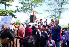 Kemarahan Warga Memuncak, Gelar Demo Tuntut Kades Dusun Baru Diberhentikan