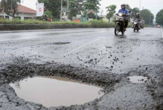 Jalan Berlubang, Polisi Ingatkan Pengendara Ekstra Hati-hati