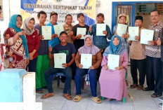 105 Pemilik Lahan Perkebunan Terima Sertifikat Tanah PTSL Tahun 2023