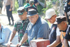 Bupati Ajak Dandim dan Kapolres Pasang Bronjong di Desa Sukarami