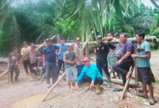 Masyarakat Desa Tedunan Portal Jalan Menuju Tambak Udang