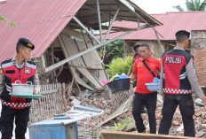Personel Polda Bengkulu Bantu Warga Bersihkan Rumah Roboh Pasca Gempa 6,3 SR