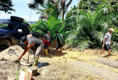 Tetap Berlumpur, Jalan Suban Tak Kunjung Dibangun, Warga Swadaya Lakukan Penimbunan