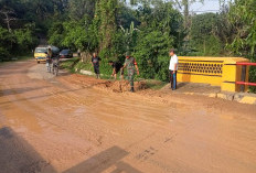 Longsor Tutupi Badan Jalan, Babinsa Koramil 408-05 Manna Langsung Turun Tangan