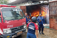 Hitungan Menit, Api Terus Membesar Lalap Gudang Toko Furniture Dekat Rumah Wabup Bengkulu Selatan