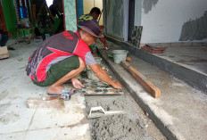 Satgas TMMD Ke-124 Kodim 0408 Bengkulu Selatan Pasang Keramik Tempat Wudhu Masjid Nurul Hidayah