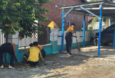 Sambut HUT ke 79 Bhayangkara, Personel Polres Bengkulu Selatan Bersihkan Rumah Ibadah