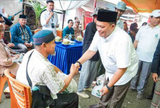 Sapa Warga Di Desa Taba, Bupati Bagikan Sembako