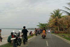 Tunggu Waktu Berbuka, Pantai Pasar Bawah Jadi Spot Favorit Ngabuburit Para Remaja di Bengkulu Selatan