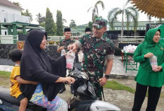 Berkah Ramadan, Prajurit TNI Bagi Takjil ke Masyarakat