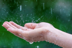 Jangan Larang Anak Mandi Air Hujan, Berikut 5 Manfaat Air Hujan Bagi Tubuh Manusia, Sudah Banyak Buktinya