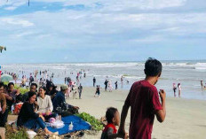 Ribuan Pengunjung Masih Padati Pantai Cemara Indah