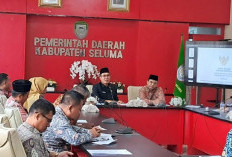 Pemda Seluma Bagikan Bendera Kepada Masyarakat 
