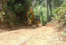 Tingkatkan JUT Way Hawang Kupas Tebing Buka Jalan