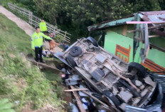 Sopir Mengantuk, Minibus Nissan Serena Tabrak Rumah Warga di Seluma
