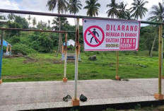 Pengunjung Pantai Pasar Bawah Dilarang Mendekati Gazebo