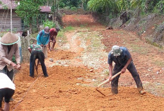 Warga Desa Tritunggal Bakti Kompak Perbaiki Jalan 