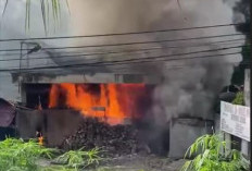 NREAKING NEWS: Bakso Goyang Lidah Di Seluma Dilalap Api