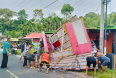 Angin Puting Beliung Hantam Pelabuhan Linau, Terbangkan Warung Warga