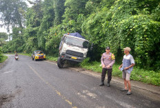 Tak Kuat Menanjak Fuso Bawa Pupuk Hantam Cadas Tebing Bayur