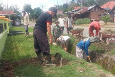 Jaga Kebersihan Lingkungan, Babinsa dan Warga Tebat Kubu Gotong Royong Bersihkan Parit