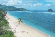 Keindahan Pantai Teluk Mekaki Di Lombok, Perpaduan keindahan Pantai dan Barisan Perbukitan Hijau