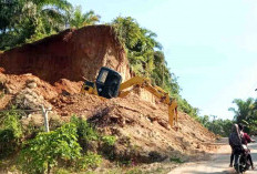 Material Longsor Ancam Jalan Lintas Tanjung Aur-Manna