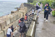 Pelaku Usaha Hingga Mahasiswa KKN Terjun Tangan Aksi Bersih Pantai