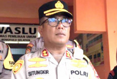 Polisi Larang Masyarakat Mandi di Laut Saat Musim Liburan Tahun Baru