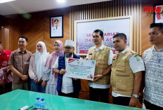 Gubernur Serahkan Bantuan Rp1 Miliar untuk Korban Bencana di Aceh