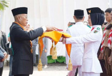 Bupati Gusnan Mulyadi Serahkan Duplikat Bendera Pusaka, Siap Dikibarkan