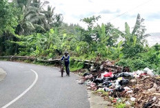 Sampah Menumpuk di Gerbang Pantai Pasar Bawah, Haroni: Tanggung Jawab Pengelola