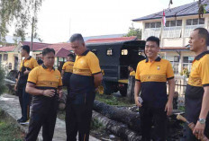 Program Jumat Bersih, Polres Bengkulu Selatan Bersihkan Lingkungan Masjid