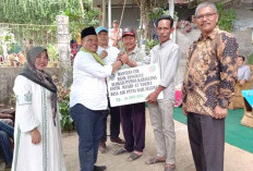 Bupati Serahkan Bantuan Mesjid Rp 10 Juta